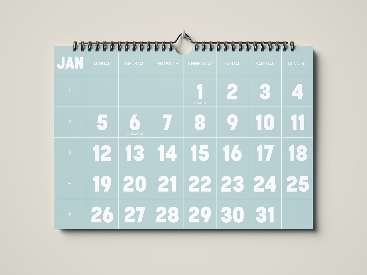 Kalender 2026: Bild eines Wandkalenders in Querformat DIN A4. Der Kalender ist minimalistisch. Jedes Kalenderblatt hat eine monatstypische Farbgebung auf weißer Schrift. Hier ist das Kalenderblatt von Januar zu sehen in der Farbe eisblau.