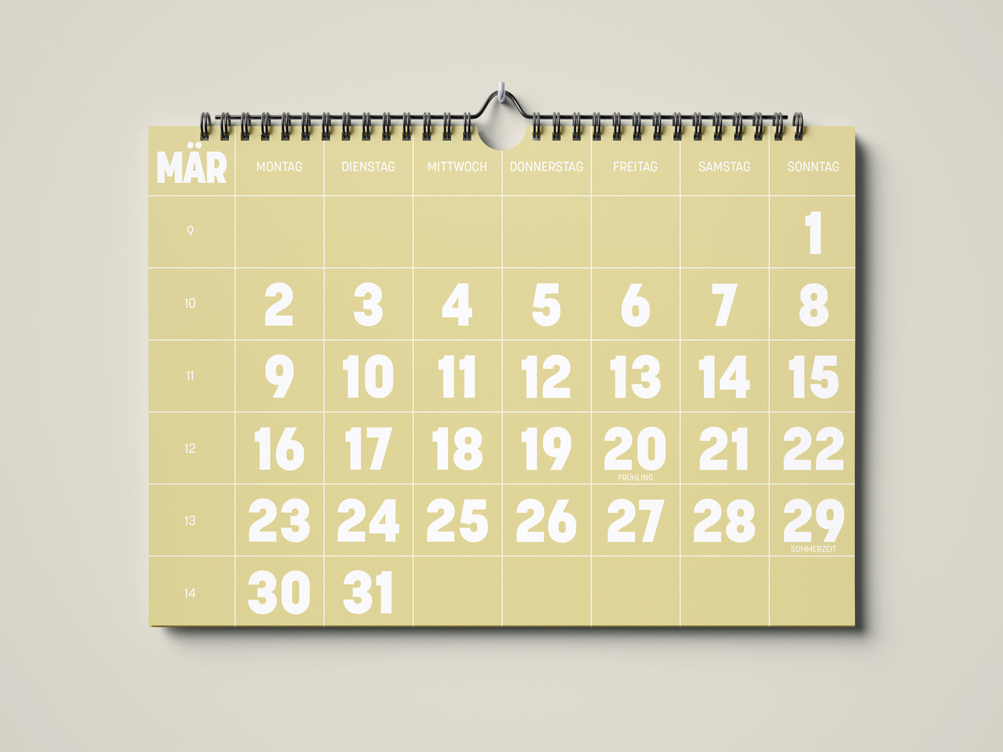 Kalender 2026: Bild eines Wandkalenders in Querformat DIN A4. Der Kalender ist minimalistisch. Jedes Kalenderblatt hat eine monatstypische Farbgebung auf weißer Schrift. Hier ist das Kalenderblatt von März zu sehen in der Farbe blassgelb.