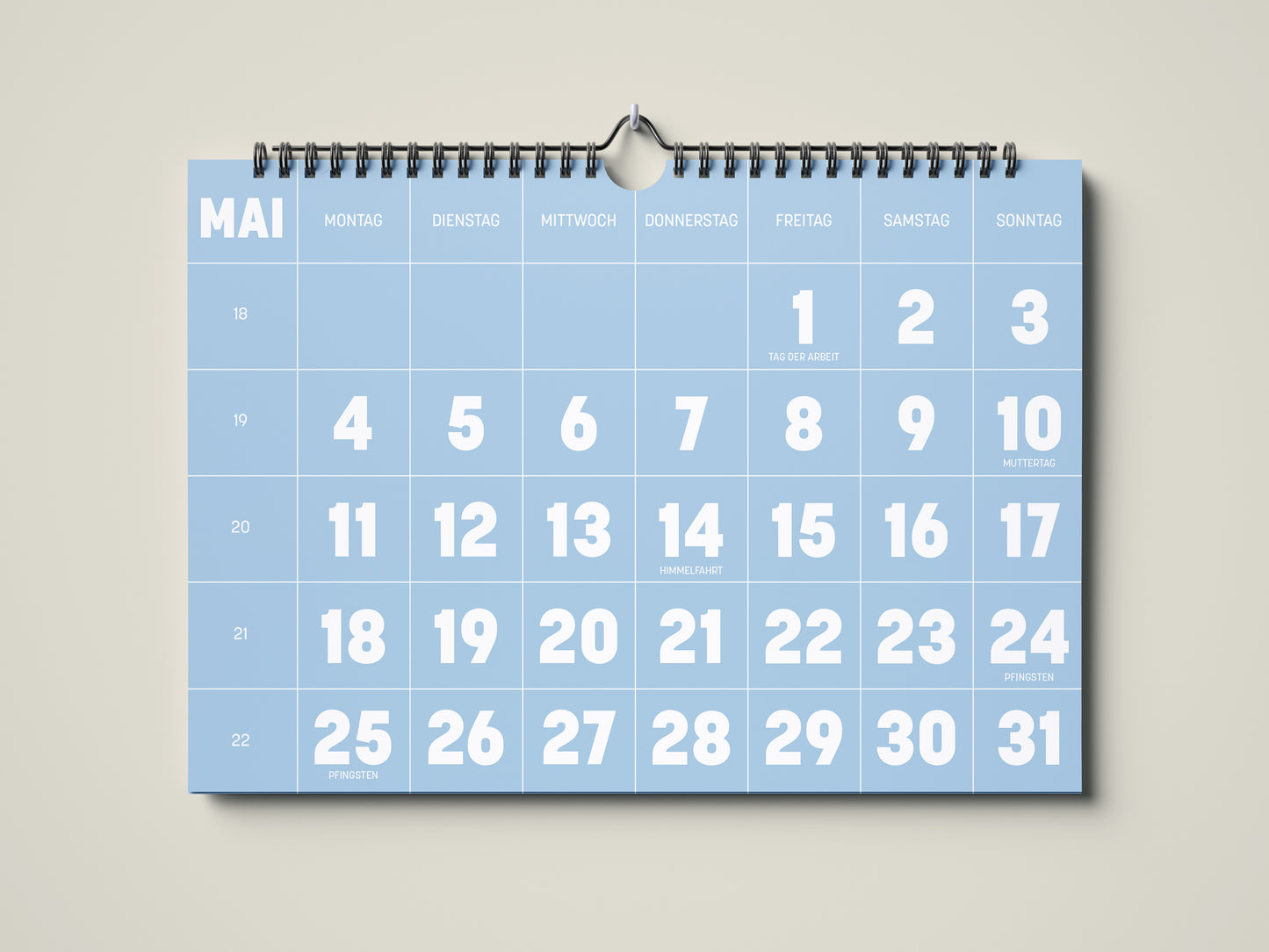Kalender 2026: Bild eines Wandkalenders in Querformat DIN A4. Der Kalender ist minimalistisch. Jedes Kalenderblatt hat eine monatstypische Farbgebung auf weißer Schrift. Hier ist das Kalenderblatt von Mai zu sehen in der Farbe himmelblau.