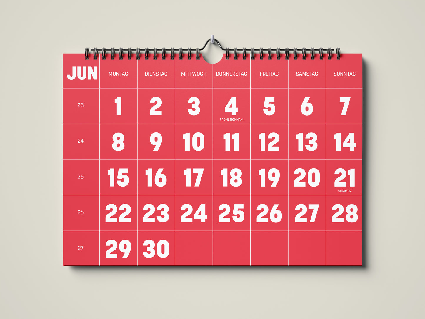 Kalender 2026: Bild eines Wandkalenders in Querformat DIN A4. Der Kalender ist minimalistisch. Jedes Kalenderblatt hat eine monatstypische Farbgebung auf weißer Schrift. Hier ist das Kalenderblatt von Juni zu sehen in der Farbe candy rot.