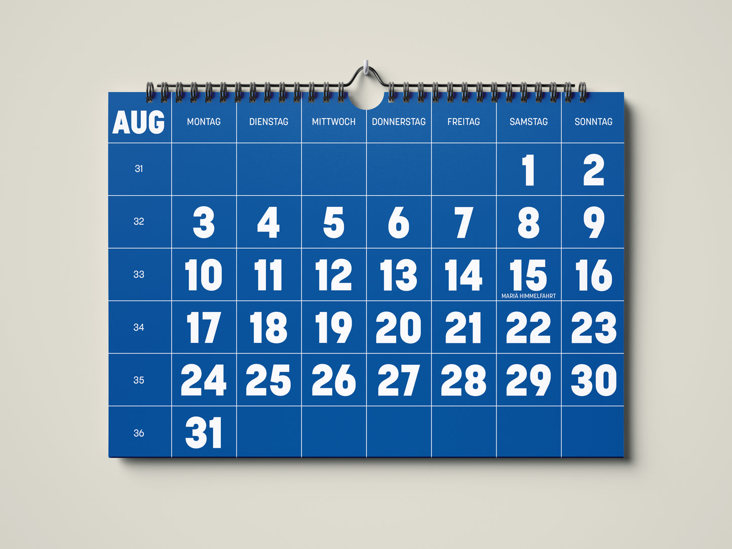 Kalender 2026: Bild eines Wandkalenders in Querformat DIN A4. Der Kalender ist minimalistisch. Jedes Kalenderblatt hat eine monatstypische Farbgebung auf weißer Schrift. Hier ist das Kalenderblatt von August zu sehen in der Farbe ozeanblau.