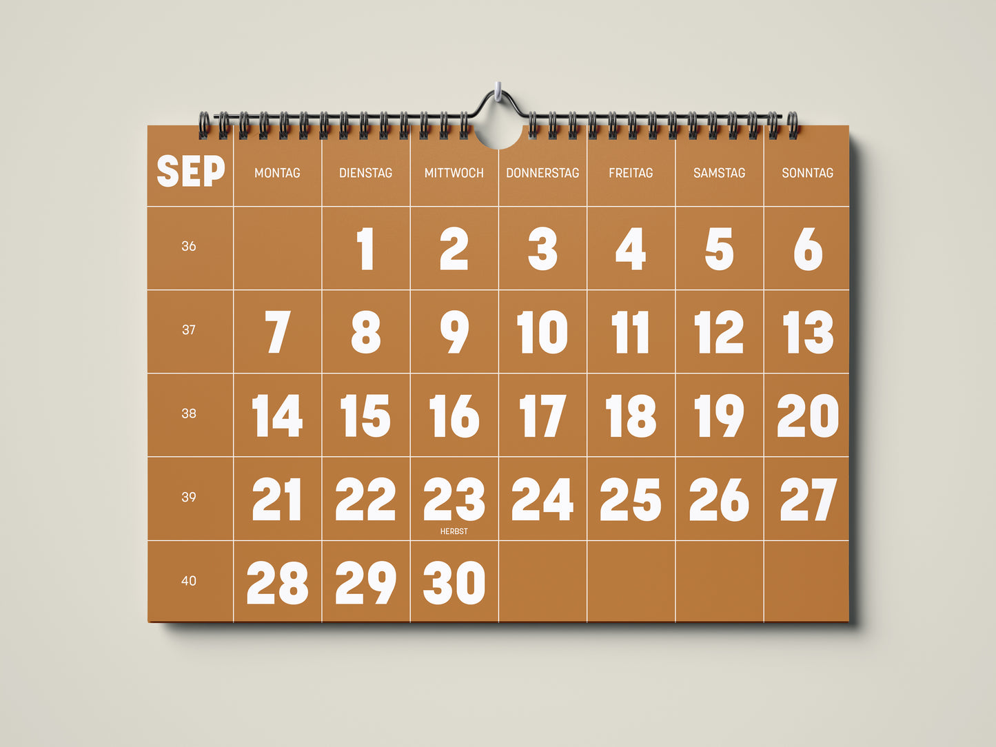 Kalender 2026: Bild eines Wandkalenders in Querformat DIN A4. Der Kalender ist minimalistisch. Jedes Kalenderblatt hat eine monatstypische Farbgebung auf September zu sehen in der Farbe karamell.