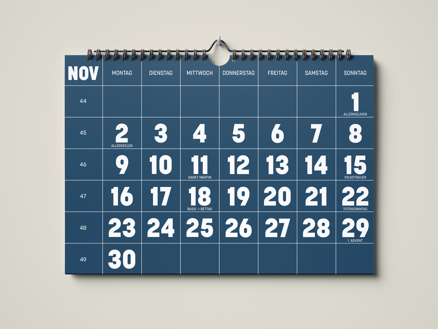 Kalender 2026: Bild eines Wandkalenders in Querformat DIN A4. Der Kalender ist minimalistisch. Jedes Kalenderblatt hat eine monatstypische Farbgebung auf weißer Schrift. Hier ist das Kalenderblatt von November zu sehen in der Farbe nachtblau.