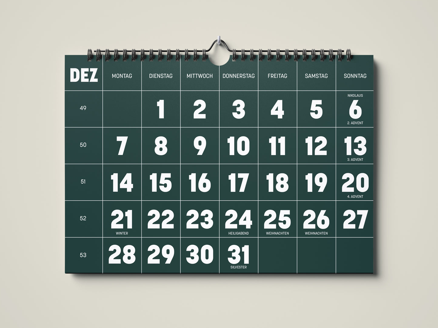 Kalender 2026: Bild eines Wandkalenders in Querformat DIN A4. Der Kalender ist minimalistisch. Jedes Kalenderblatt hat eine monatstypische Farbgebung auf weißer Schrift. Hier ist das Kalenderblatt von Dezember zu sehen in der Farbe waldgrün.