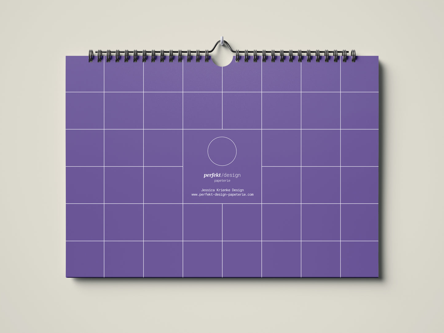 Kalender 2026: Bild eines Wandkalenders in Querformat DIN A4. Der Kalender ist minimalistisch. Jedes Kalenderblatt hat eine monatstypische Farbgebung auf weißer Schrift. Hier ist die rückseite des Kalenders zu sehen in der Farbe lila.