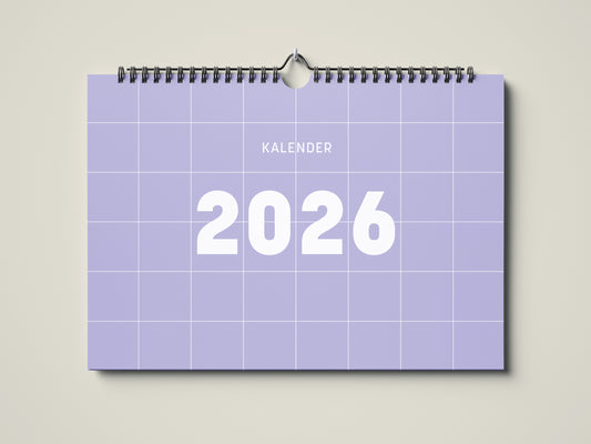 Wandkalenders 2026 Titelbild im Querformat DIN A4. Der Kalender ist minimalistisch. Jedes Kalenderblatt hat eine monatstypische Farbgebung auf weißer Schrift. Das Cover ist hell lila mit großer Jahreszahl.