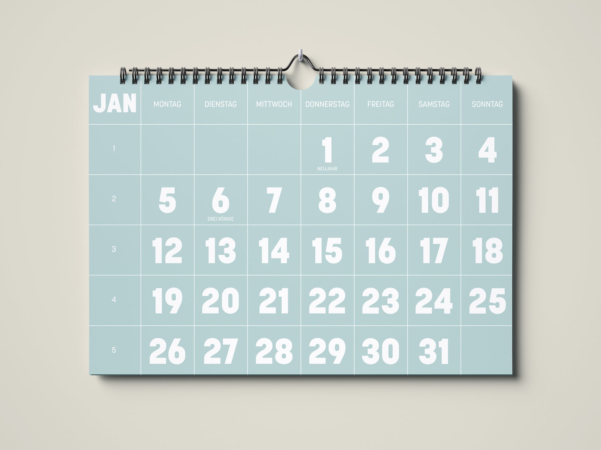 Kalender 2026: Bild eines Wandkalenders in Querformat DIN A4. Der Kalender ist minimalistisch. Jedes Kalenderblatt hat eine monatstypische Farbgebung auf weißer Schrift. Hier ist das Kalenderblatt von Januar zu sehen in der Farbe eisblau.
