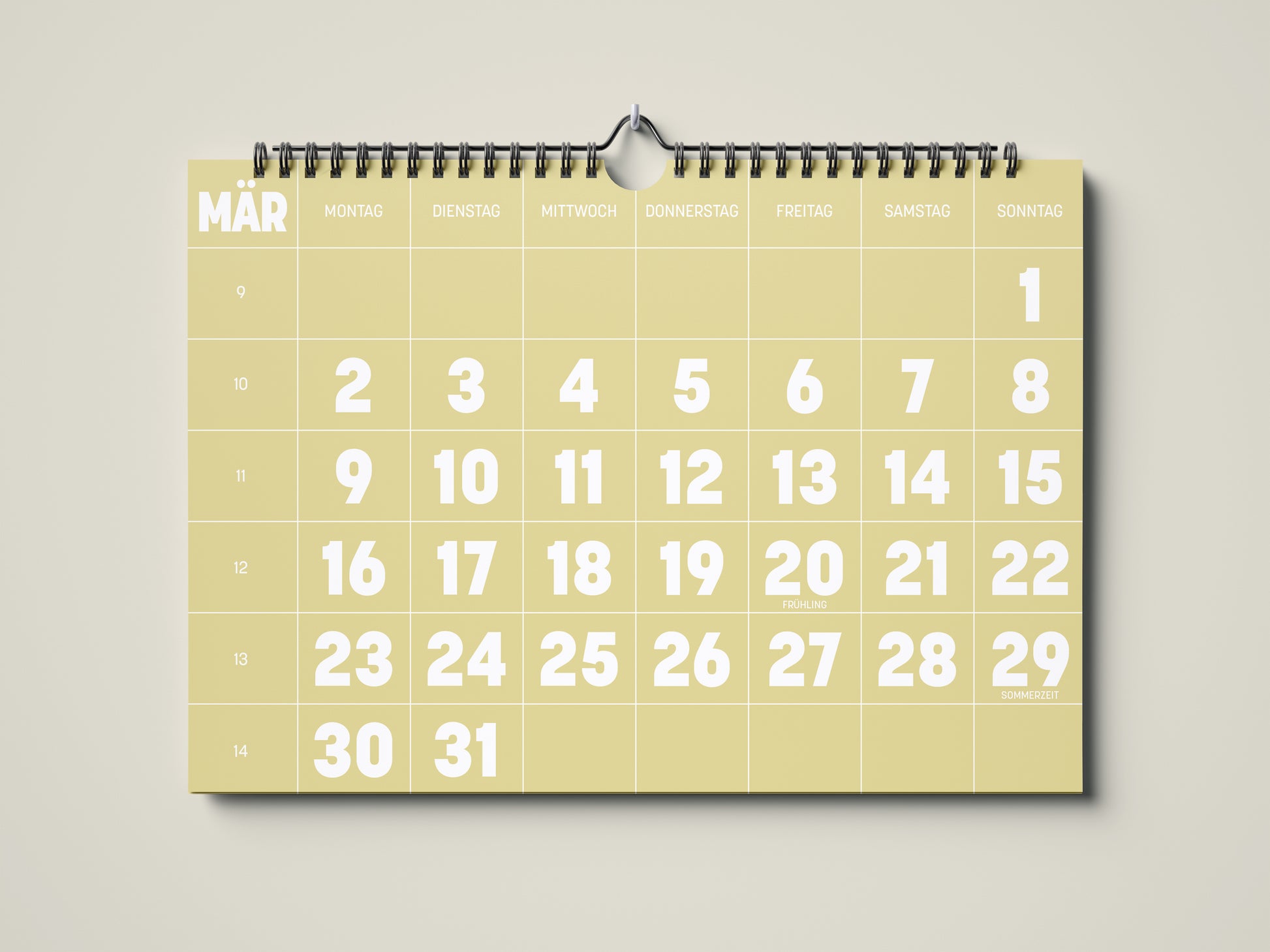Kalender 2026: Bild eines Wandkalenders in Querformat DIN A4. Der Kalender ist minimalistisch. Jedes Kalenderblatt hat eine monatstypische Farbgebung auf weißer Schrift. Hier ist das Kalenderblatt von März zu sehen in der Farbe blassgelb.