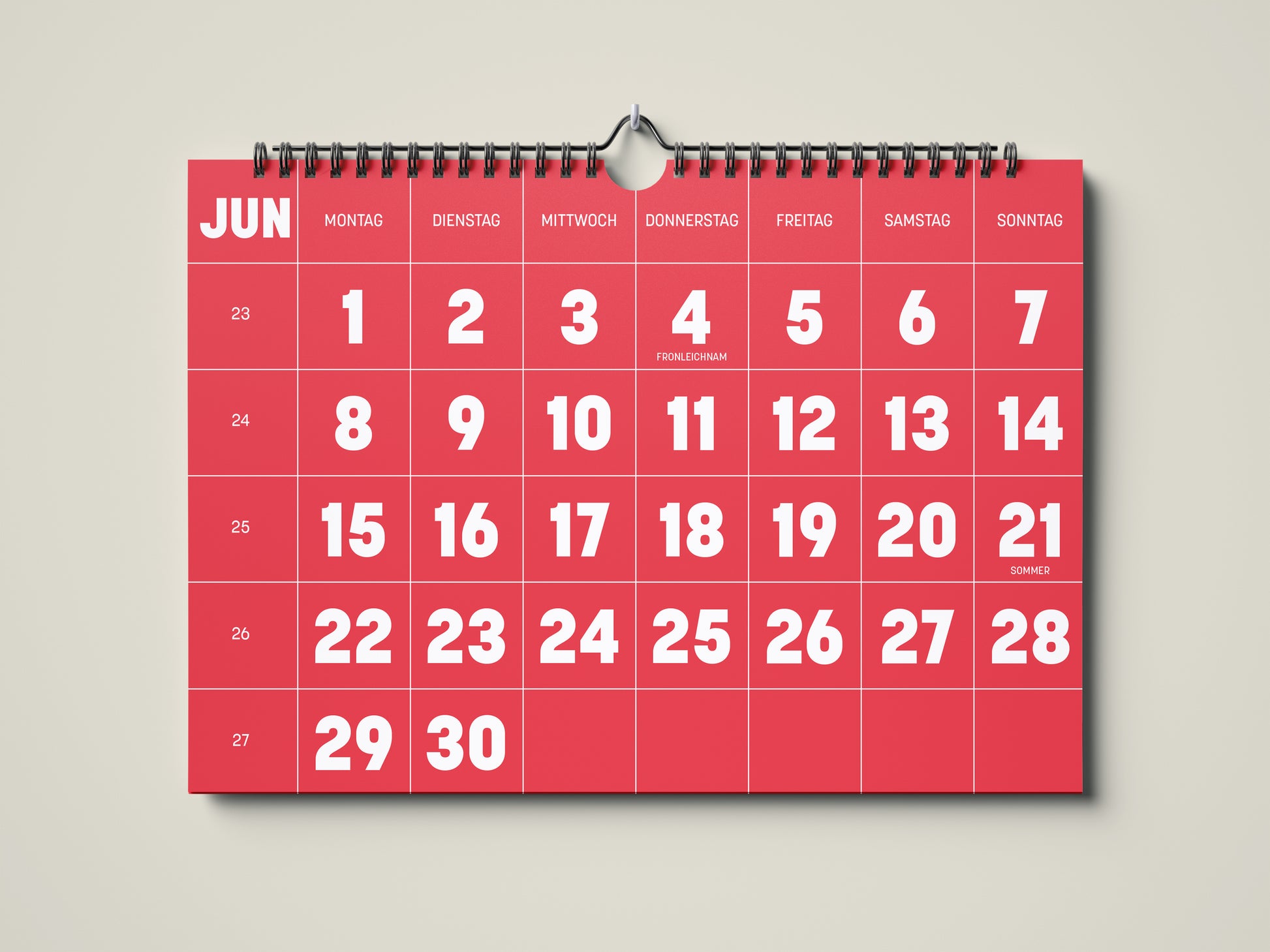 Kalender 2026: Bild eines Wandkalenders in Querformat DIN A4. Der Kalender ist minimalistisch. Jedes Kalenderblatt hat eine monatstypische Farbgebung auf weißer Schrift. Hier ist das Kalenderblatt von Juni zu sehen in der Farbe candy rot.