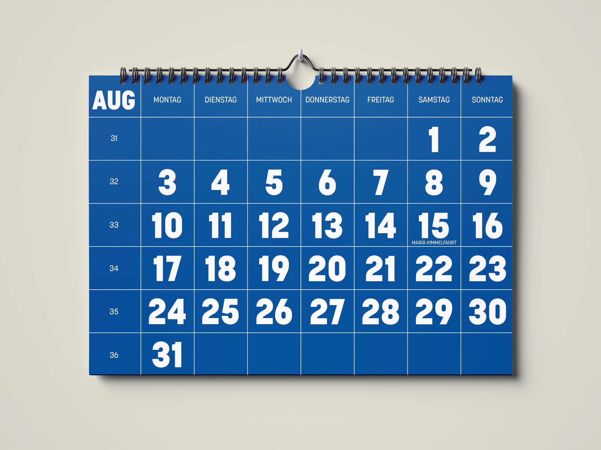 Kalender 2026: Bild eines Wandkalenders in Querformat DIN A4. Der Kalender ist minimalistisch. Jedes Kalenderblatt hat eine monatstypische Farbgebung auf weißer Schrift. Hier ist das Kalenderblatt von August zu sehen in der Farbe ozeanblau.