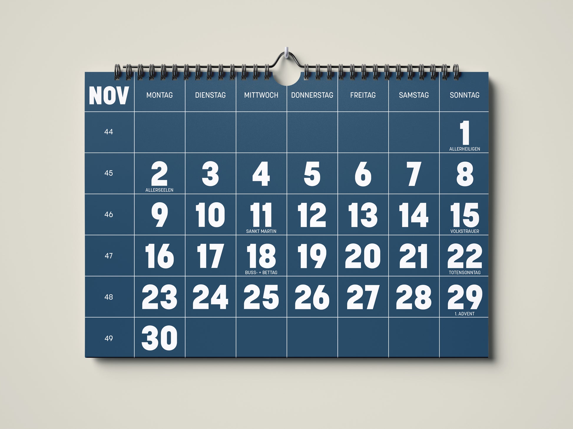 Kalender 2026: Bild eines Wandkalenders in Querformat DIN A4. Der Kalender ist minimalistisch. Jedes Kalenderblatt hat eine monatstypische Farbgebung auf weißer Schrift. Hier ist das Kalenderblatt von November zu sehen in der Farbe nachtblau.