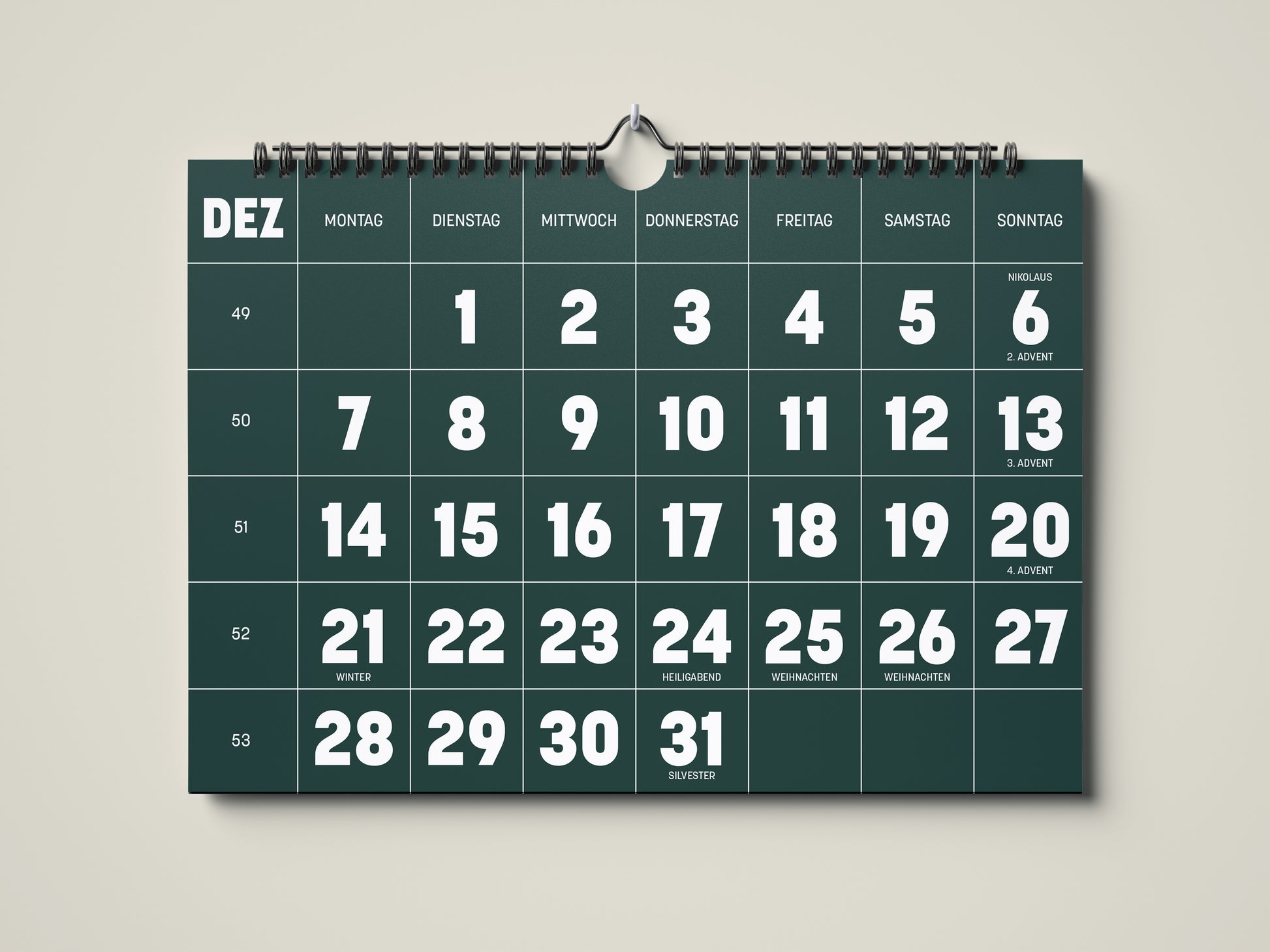 Kalender 2026: Bild eines Wandkalenders in Querformat DIN A4. Der Kalender ist minimalistisch. Jedes Kalenderblatt hat eine monatstypische Farbgebung auf weißer Schrift. Hier ist das Kalenderblatt von Dezember zu sehen in der Farbe waldgrün.