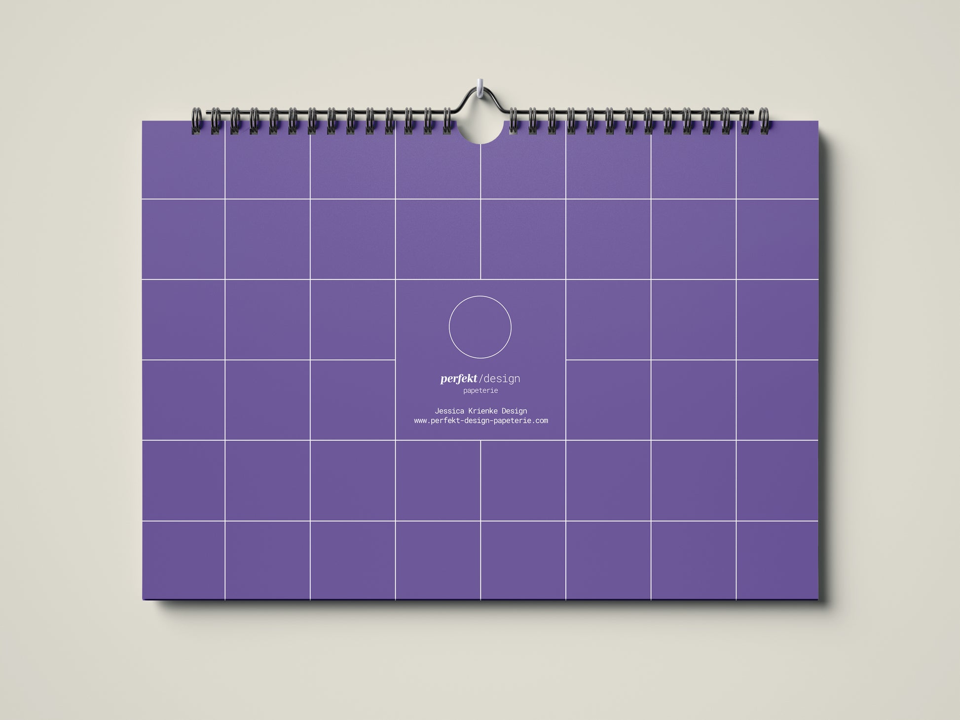 Kalender 2026: Bild eines Wandkalenders in Querformat DIN A4. Der Kalender ist minimalistisch. Jedes Kalenderblatt hat eine monatstypische Farbgebung auf weißer Schrift. Hier ist die rückseite des Kalenders zu sehen in der Farbe lila.