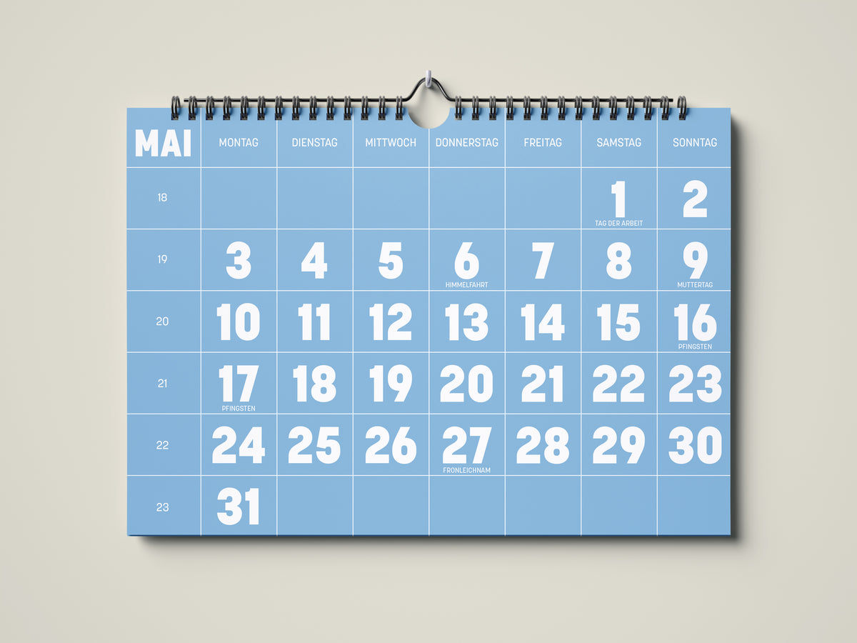 Kalender 2027: Bild eines Wandkalenders in Querformat DIN A4. Der Kalender ist minimalistisch. Jedes Kalenderblatt hat eine monatstypische Farbgebung auf weißer Schrift. Hier ist das Kalenderblatt von Mai zu sehen.