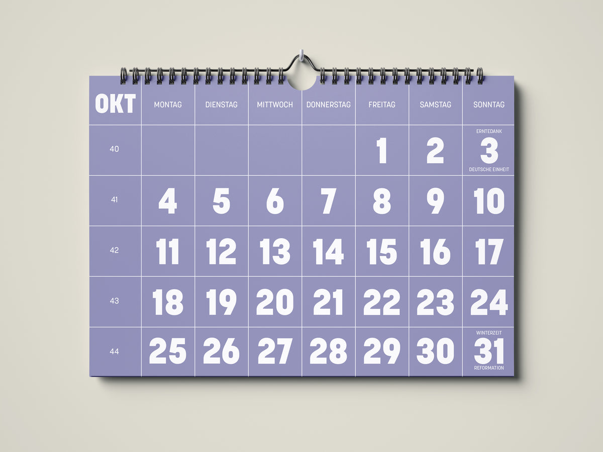 Kalender 2027: Bild eines Wandkalenders in Querformat DIN A4. Der Kalender ist minimalistisch. Jedes Kalenderblatt hat eine monatstypische Farbgebung auf weißer Schrift. Hier ist das Kalenderblatt von Oktober zu sehen.