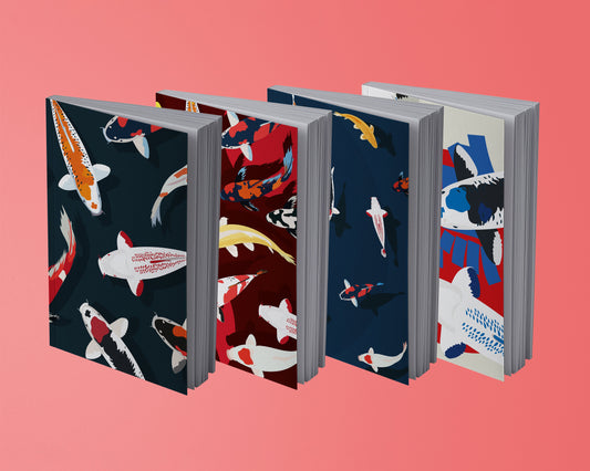 Cover von 4 Notizbüchern mit Illustrationen von japanischen Koi Karpfen als Motive. Die Bücher sind in den farben blau, rot, beige gehalten, die Karpfen in typischen Koi-Farben.